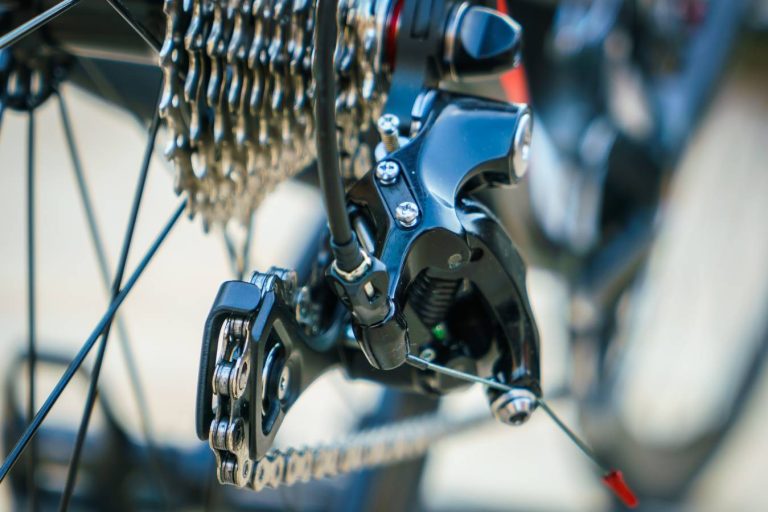 Gros plan sur les engrenages d'une bicyclette