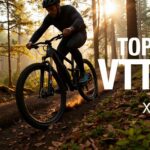 Cycliste en action sur un VTTAE noir mat dans une forêt boueuse avec le texte Top 3 VTTAE 2025.