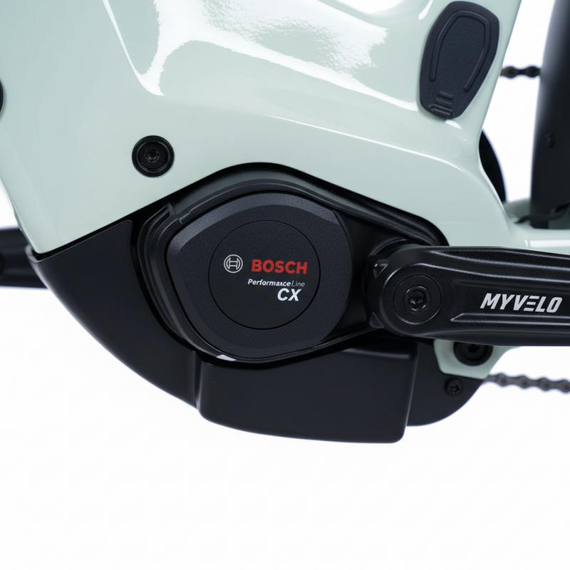 Gros plan détaillé du moteur électrique Bosch Performance Line CX intégré au cadre, mettant en valeur la texture du carter et le logo sous un éclairage technique