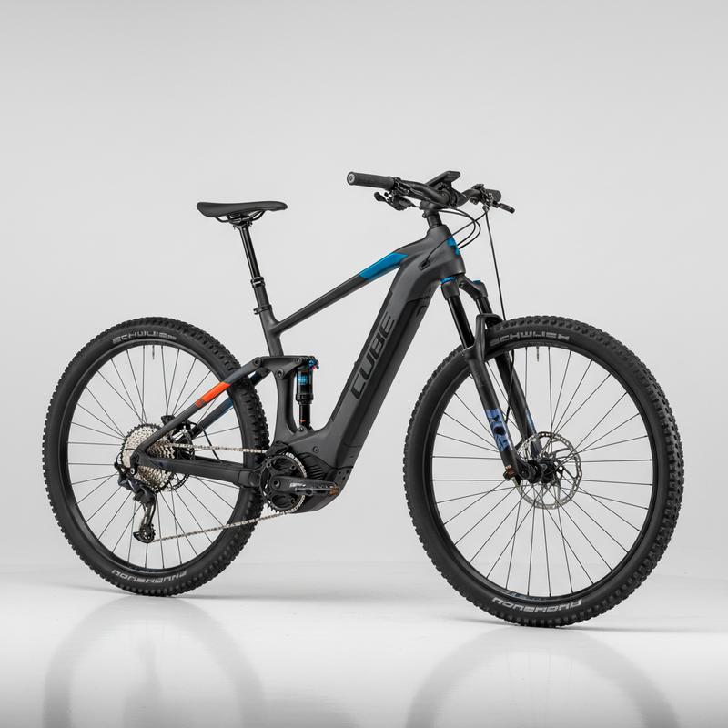 VTT électrique Cube Stereo Hybrid 140 HPC avec cadre en carbone et moteur Bosch intégré présenté en studio sur un fond gris neutre.