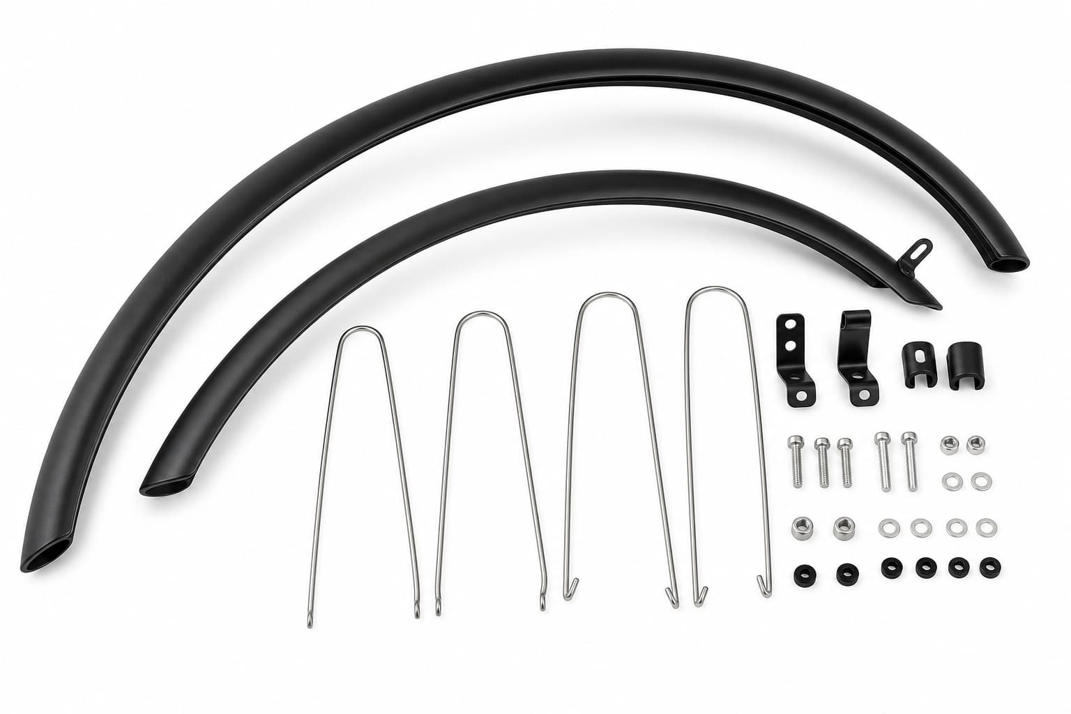 Kit complet de garde-boue noir Trekking avec tringles en acier inoxydable, supports de montage et visserie, disposé sur fond blanc, montrant la courbure du garde-boue avant.
