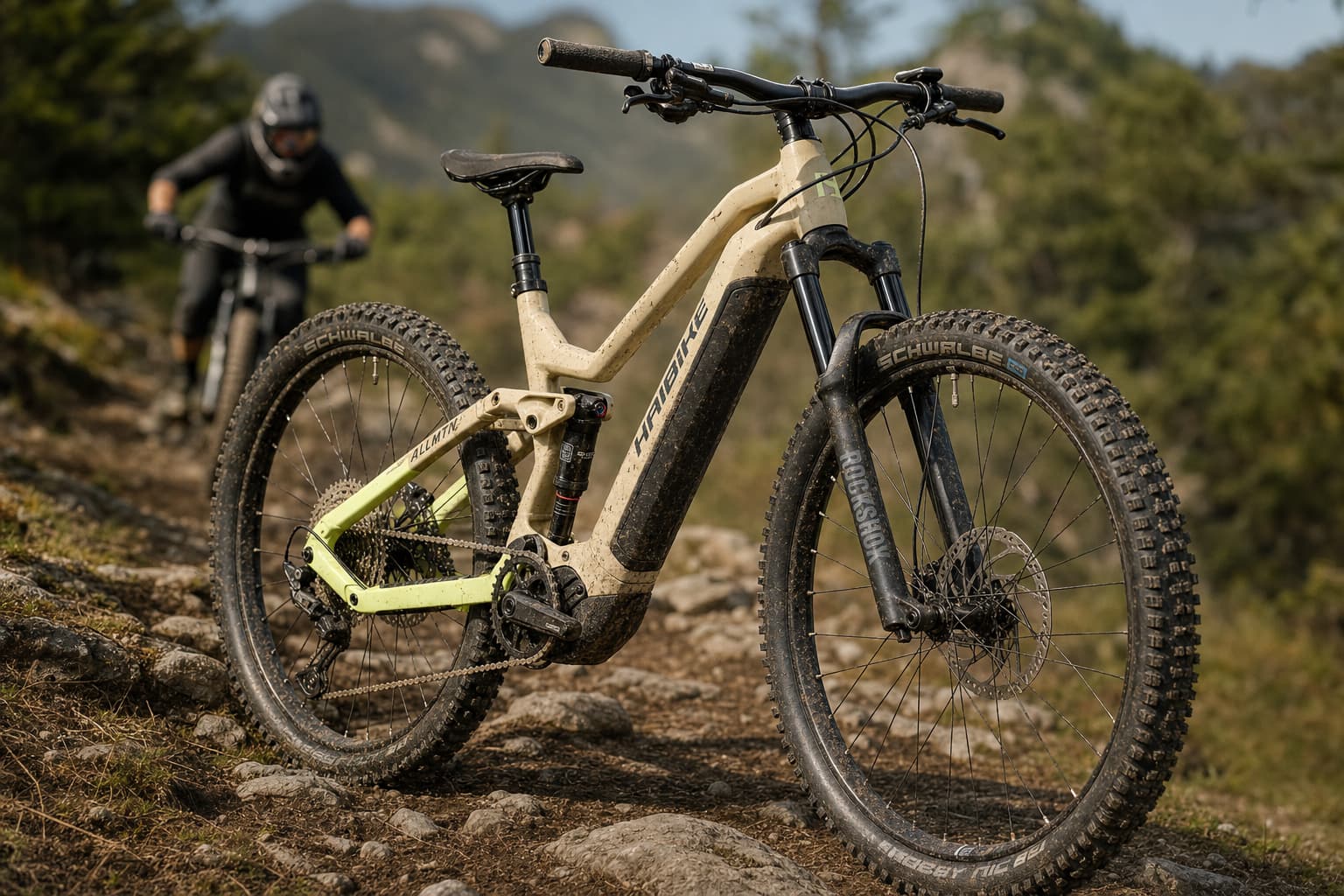 Un VTT électrique Haibike AllMtn 3, poussiéreux et bien utilisé, avec des pneus agressifs, sur un sentier rocheux sinueux, suspension entièrement déployée, éclairage naturel.