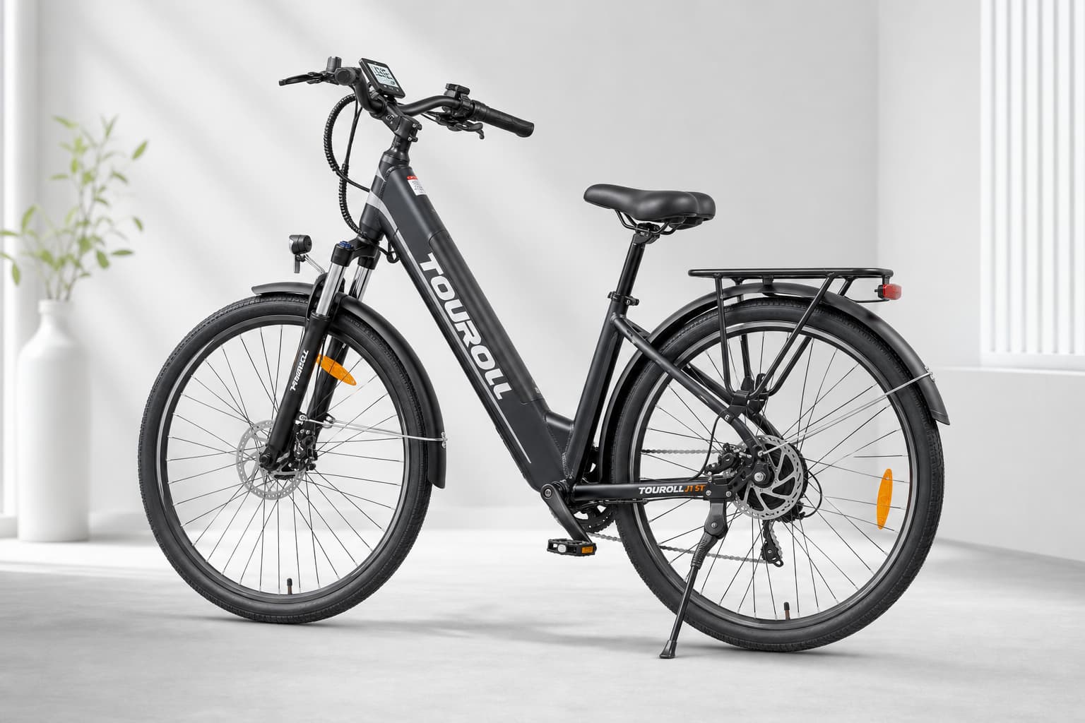 Vélo électrique Touroll J1 ST dans un studio lumineux, avec batterie amovible, écran LCD et géométrie confortable, sous un éclairage doux.