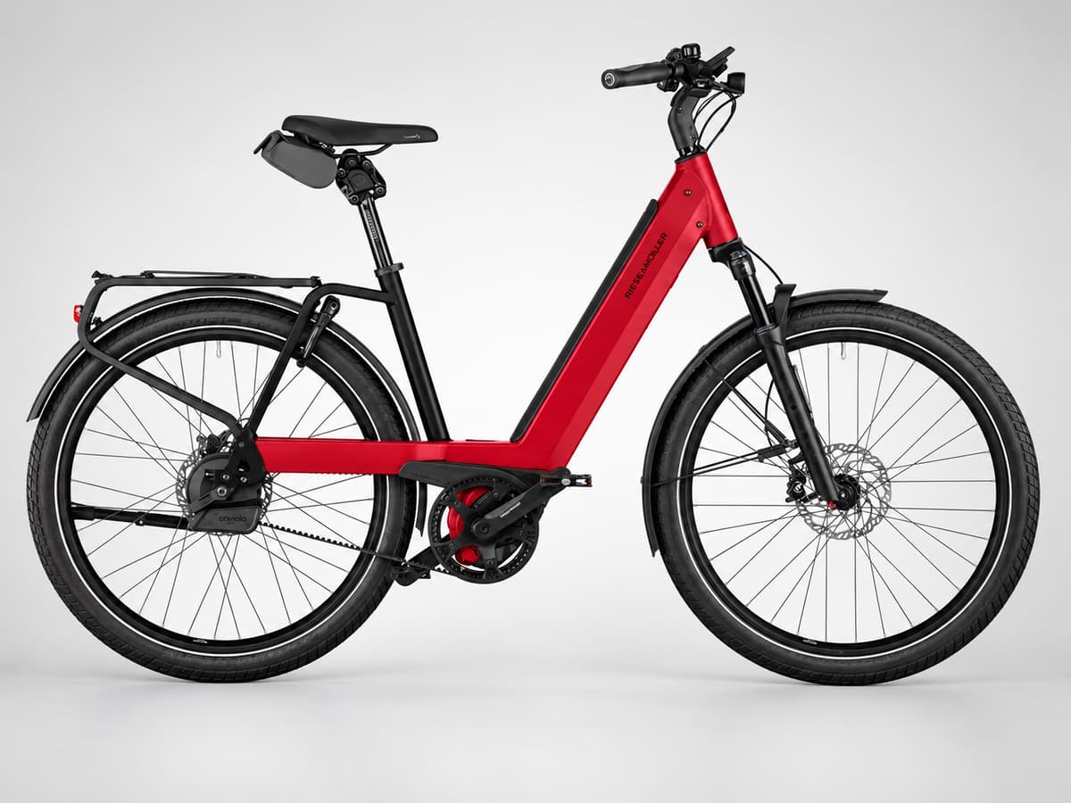 Vélo électrique Riese & Müller Nevo4 GT vu de profil, avec cadre ouvert, selle et guidon apparents, sur fond neutre.